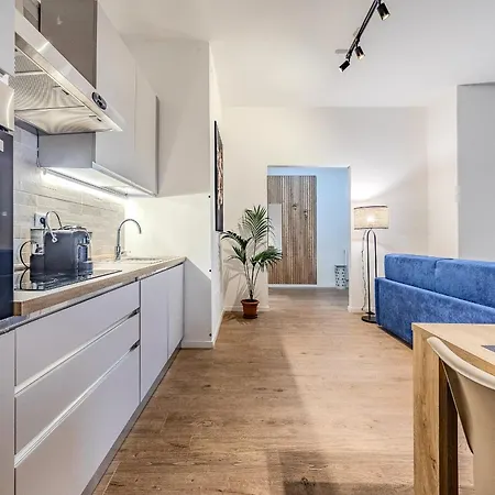 Daire East House & Garage *