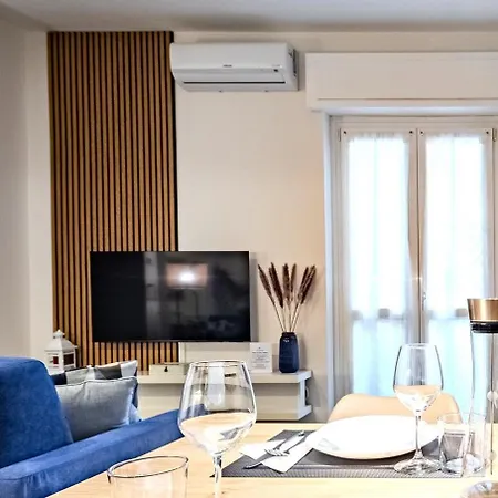 East House & Garage Апартаменты