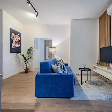 East House & Garage Апартаменты
