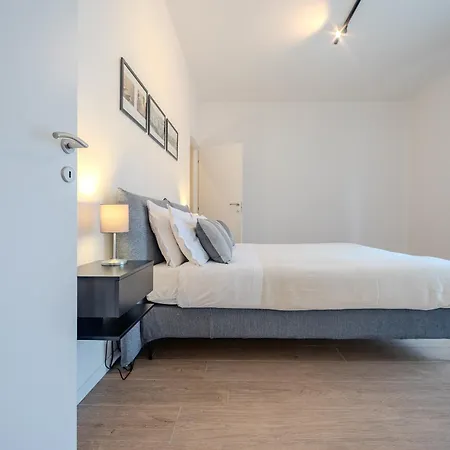 East House & Garage Апартаменты