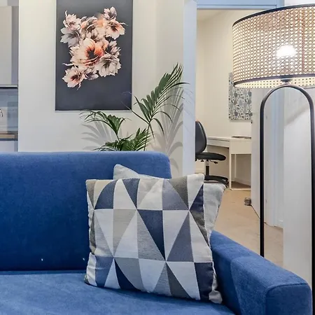 East House & Garage Апартаменты *